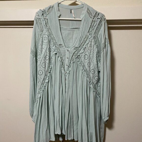 Free People Tops - Free People beautiful mint green Boho-style blouse W/POCKETS, size SP